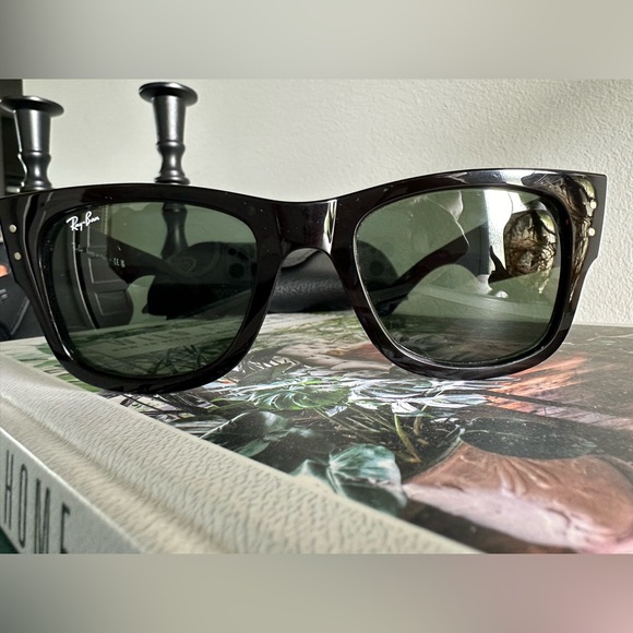 Ray Ban Sun glasses. Black.   No scratched - Picture 4 of 10